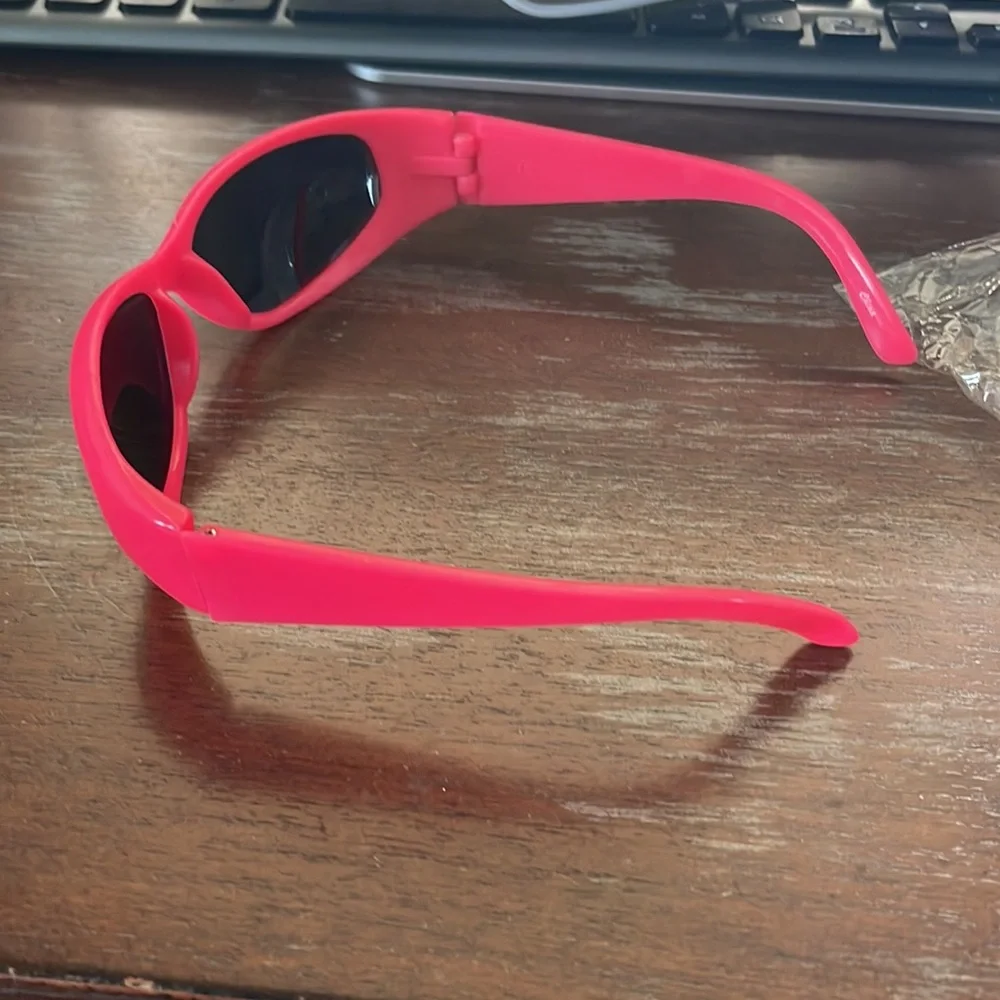 Kids hot pink sunglasses IOP